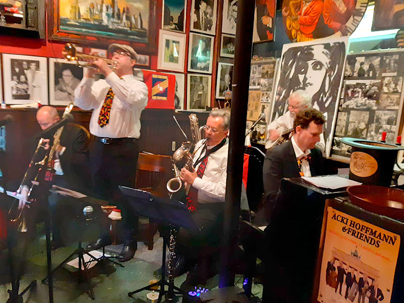 Bands New Orleans Hot Peppers on stage in der Kleinen Weltlaterne